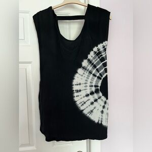 Beach break cover up
Black and white with side pockets
